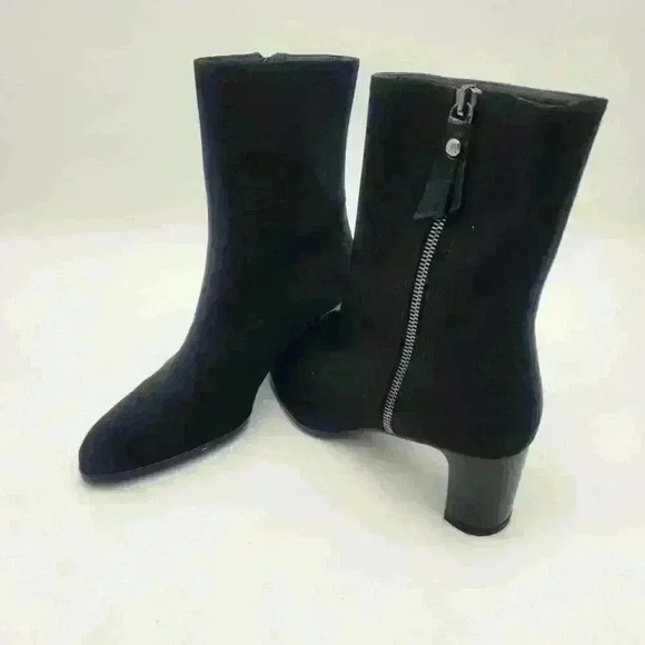 NWOT Stuart Weitzman Black Leather Booties 2 1/2" Heel Side Zipper Size 7 Medium - Picture 1 of 10